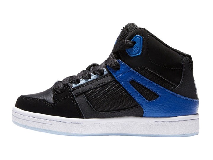 Tenis DC Shoes Pure Hi de bota alta en color negro con detalles en azul royal y suela blanca.