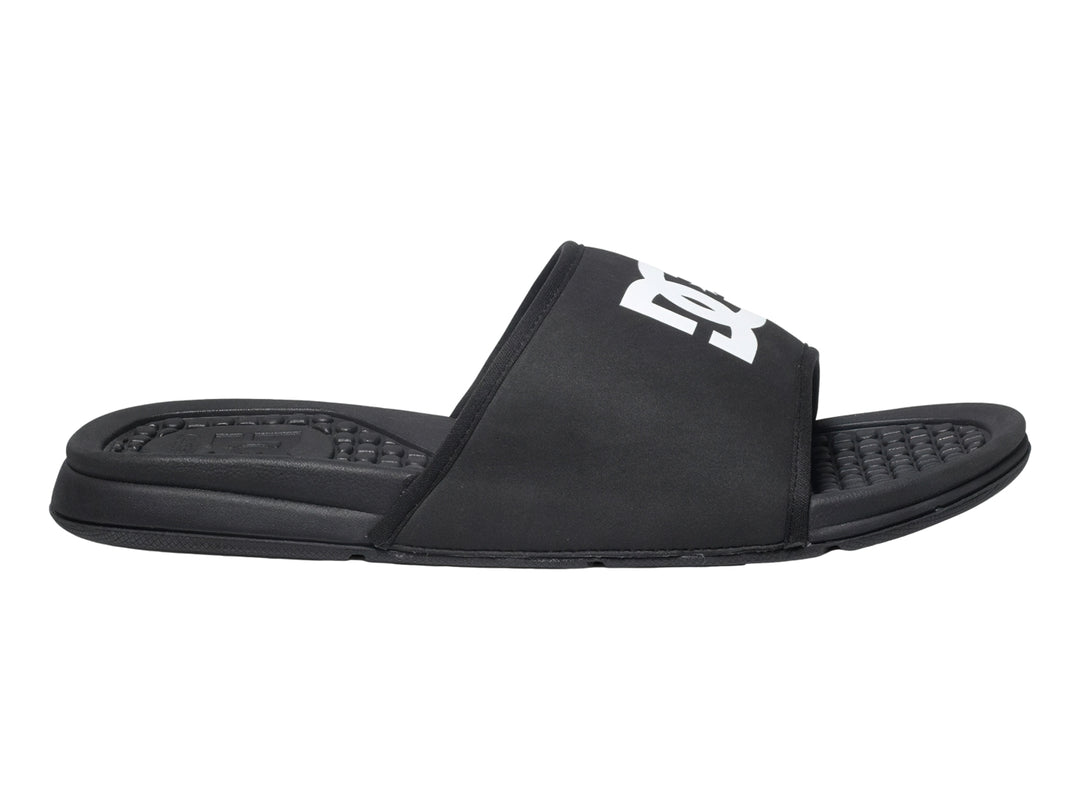 Sandalia tipo slider color negro con logotipo blanco de DC Shoes en la banda superior.