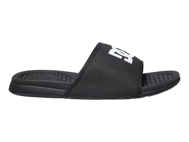 Sandalia tipo slider color negro con logotipo blanco de DC Shoes en la banda superior.