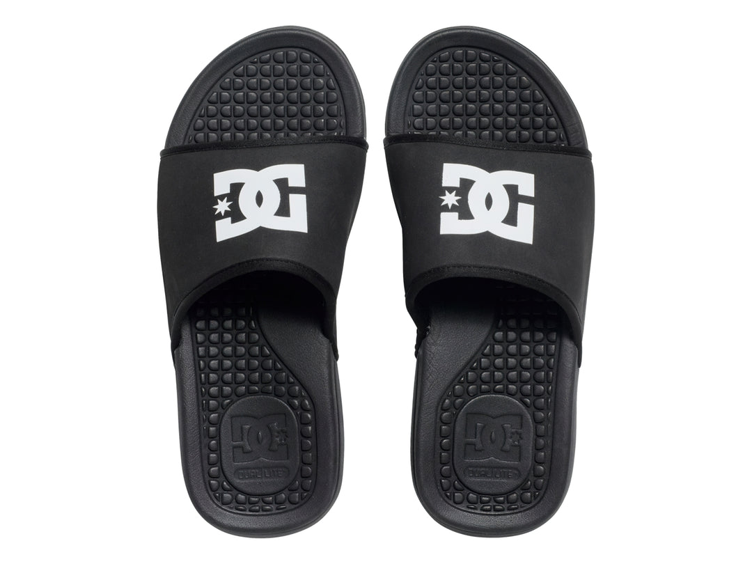 Sandalia tipo slider color negro con logotipo blanco de DC Shoes en la banda superior.