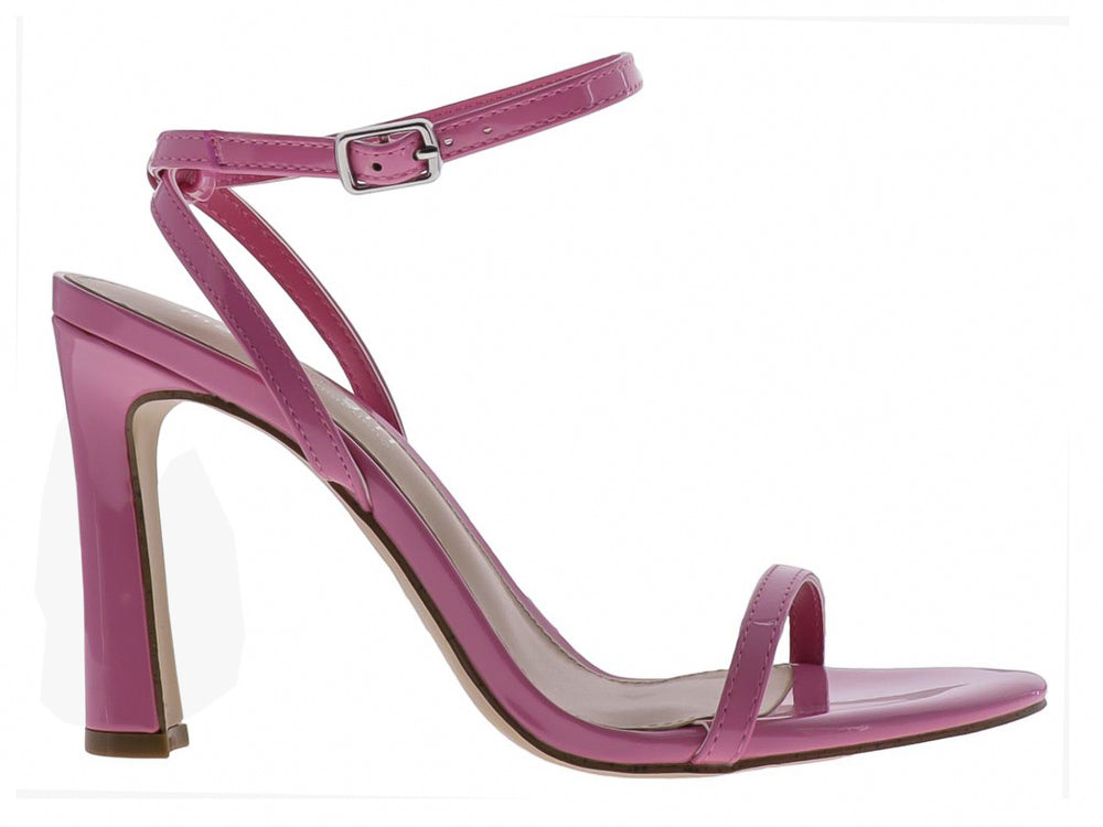 Sandalia de tacón alto color rosa brillante con correa al tobillo y detalle transparente en el tacón.