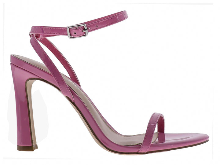 Sandalia de tacón alto color rosa brillante con correa al tobillo y detalle transparente en el tacón.