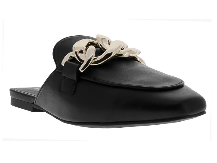 Zapato mule negro con detalle de cadena dorada en la parte superior.