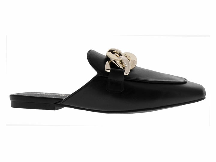 Zapato mule negro con detalle de cadena dorada en la parte superior.
