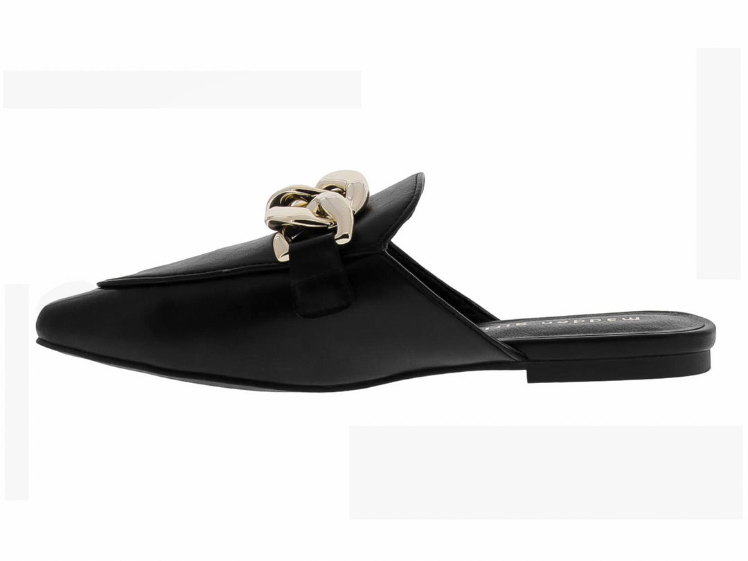 Zapato mule negro con detalle de cadena dorada en la parte superior.