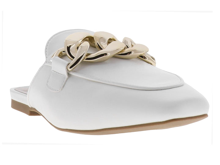 Zapato mule color blanco para mujer con detalle de cadena gruesa en color dorado sobre el empeine.