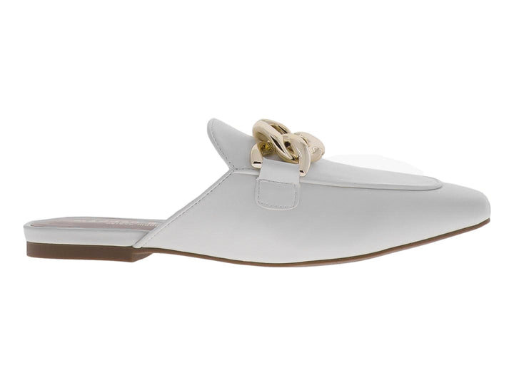Zapato mule color blanco para mujer con detalle de cadena gruesa en color dorado sobre el empeine.