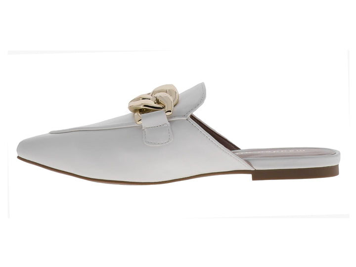 Zapato mule color blanco para mujer con detalle de cadena gruesa en color dorado sobre el empeine.