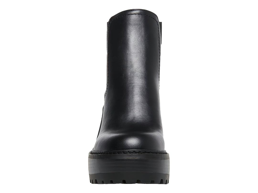 Botín negro con tacón grueso y suela de plataforma dentada.