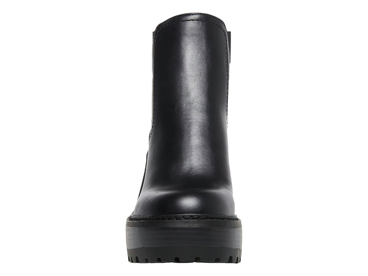 Botín negro con tacón grueso y suela de plataforma dentada.