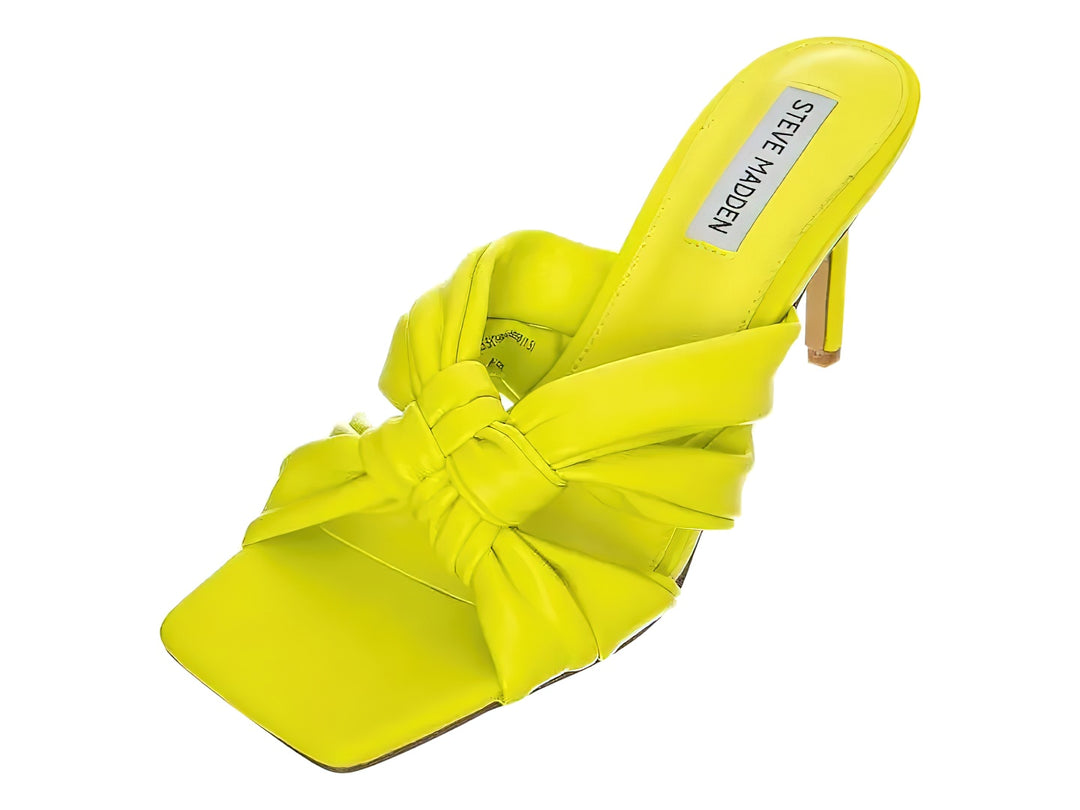 Sandalia amarilla de Steve Madden con detalle de nudo frontal y tacón bajo.