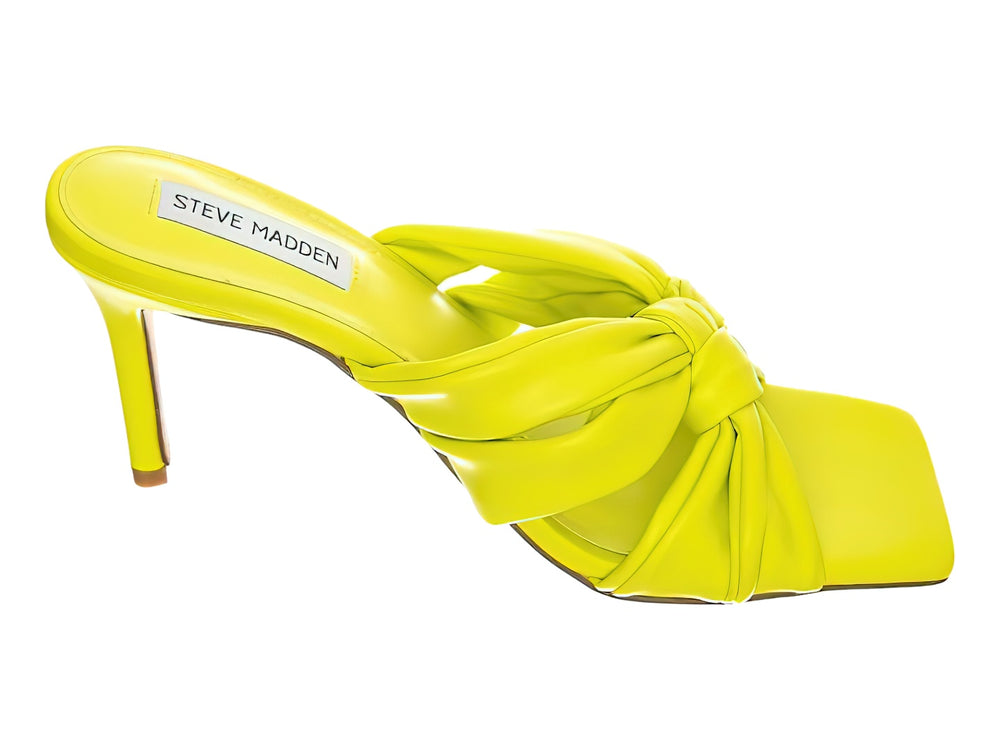 Sandalia amarilla de Steve Madden con detalle de nudo frontal y tacón bajo.