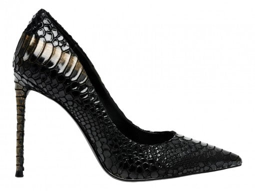 Zapato de tacón alto Steve Madden en color negro y bronce con textura de piel de cocodrilo y punta fina.