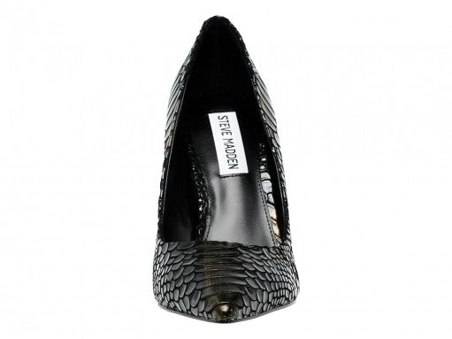 Zapato de tacón alto Steve Madden en color negro y bronce con textura de piel de cocodrilo y punta fina.