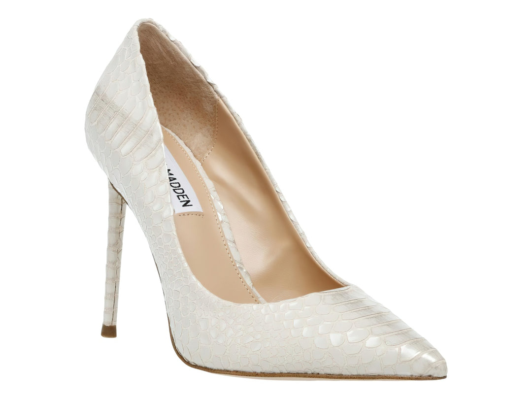 Zapato de tacón stiletto color hueso con textura de piel de serpiente y punta fina.