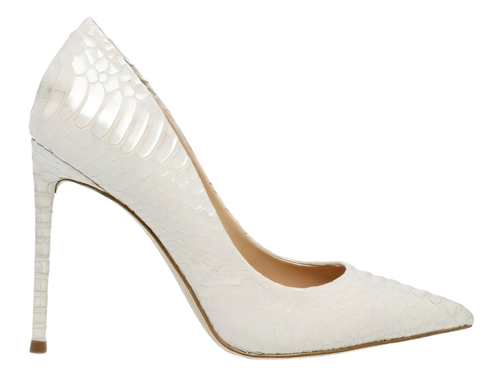 Zapato de tacón stiletto color hueso con textura de piel de serpiente y punta fina.