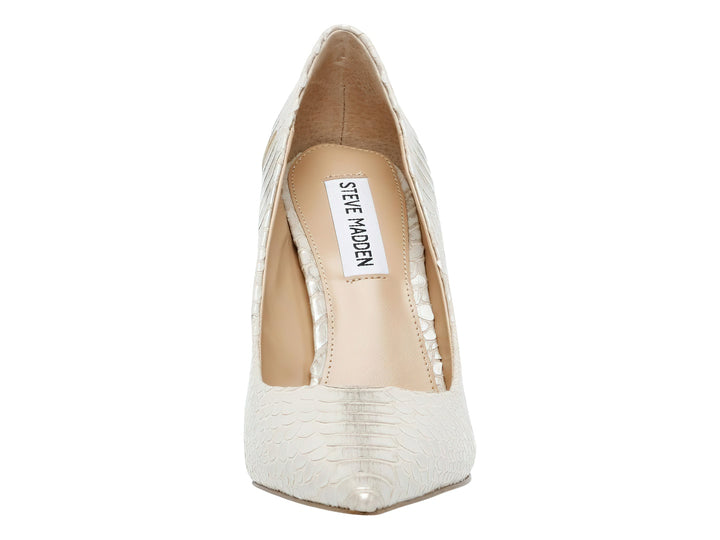 Zapato de tacón stiletto color hueso con textura de piel de serpiente y punta fina.
