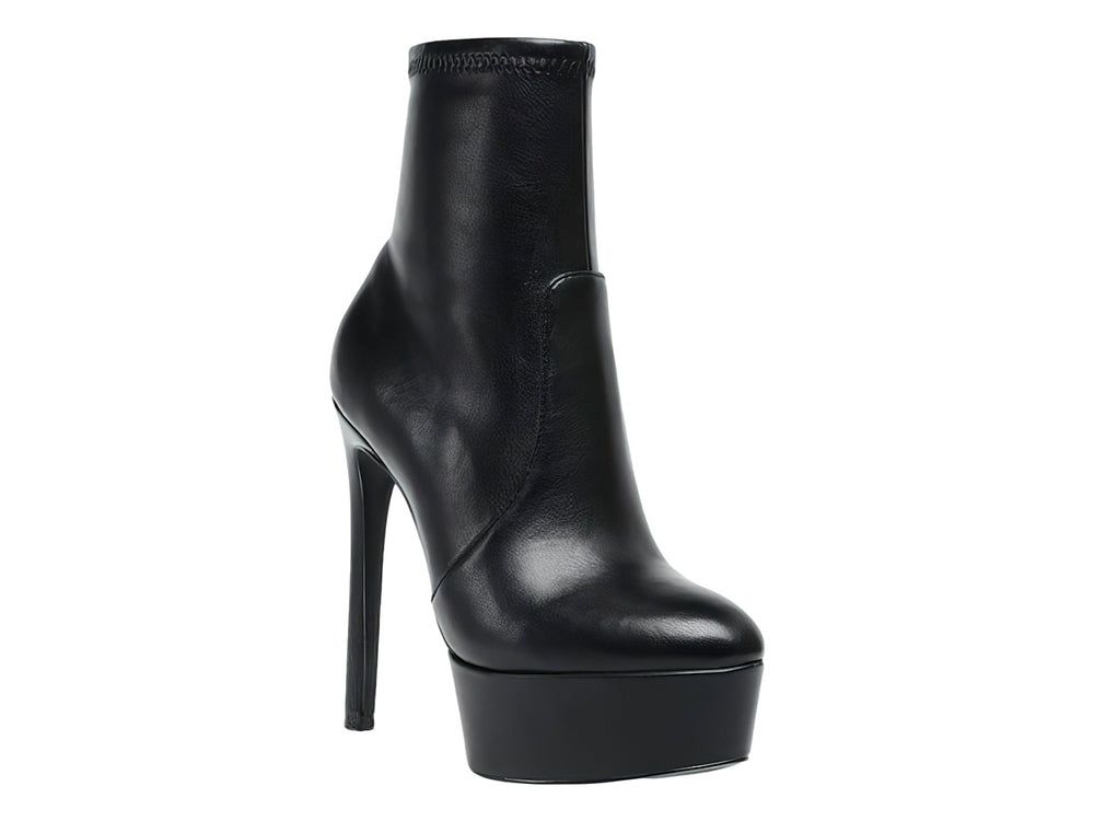 Botín negro de tacón alto y plataforma marca Steve Madden.