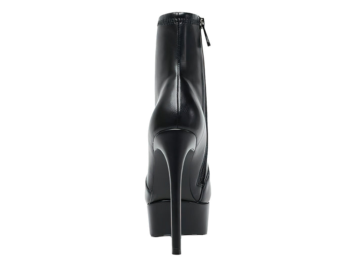 Botín negro de tacón alto y plataforma marca Steve Madden.