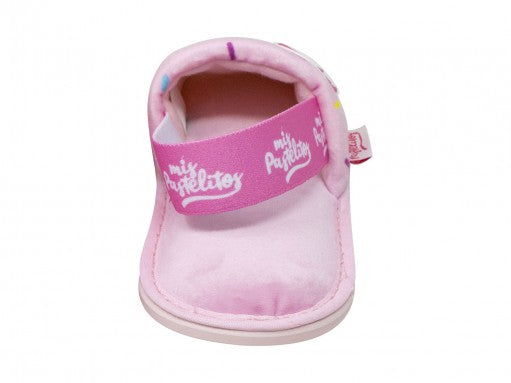 Pantufla rosa para niña con diseño frontal amarillo acolchado tipo waffle y correa trasera.