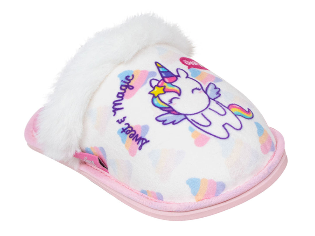 Pantufla blanca de peluche con diseño de unicornio multicolor y suela rosa.