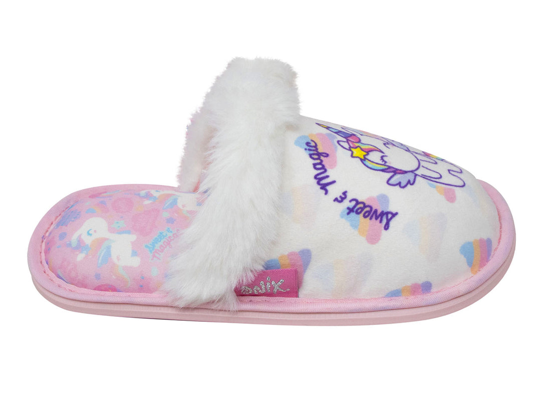 Pantufla blanca de peluche con diseño de unicornio multicolor y suela rosa.