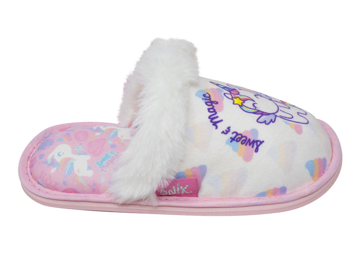 Pantufla blanca de peluche con diseño de unicornio multicolor y suela rosa.