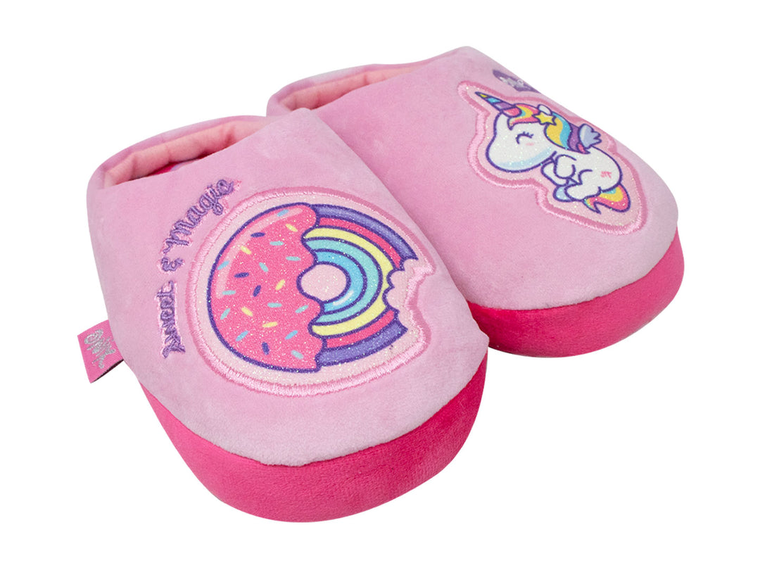 Par de pantuflas rosas para niña con diseños bordados de dona y unicornio.