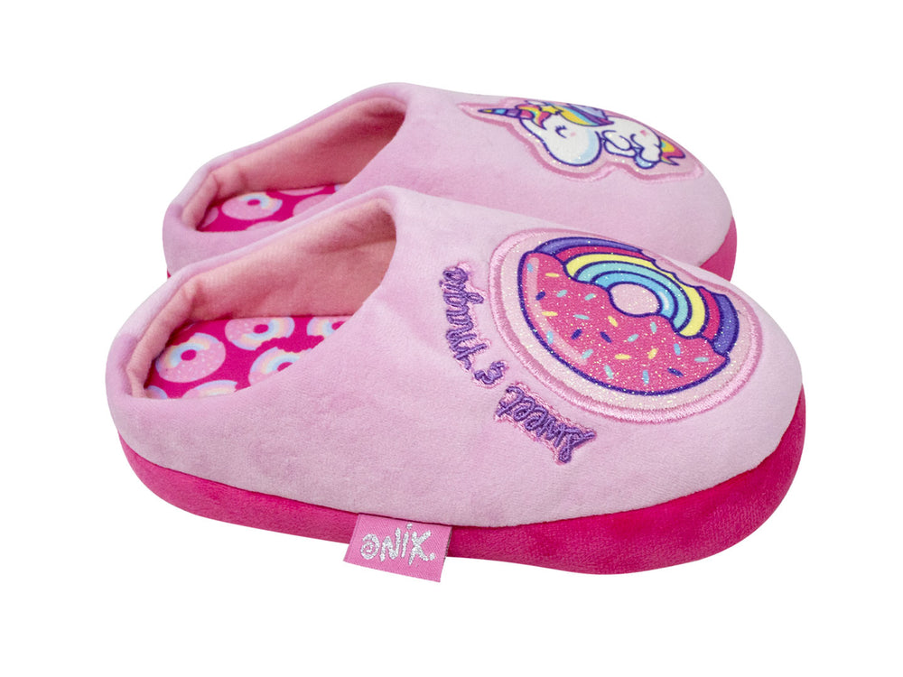 Par de pantuflas rosas para niña con diseños bordados de dona y unicornio.