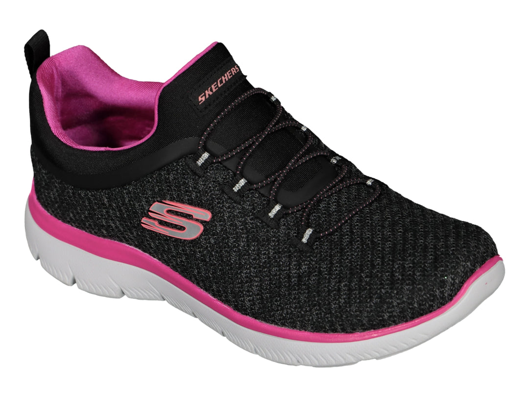 Tenis deportivos Skechers para mujer en color negro con detalles en rosa y suela blanca.