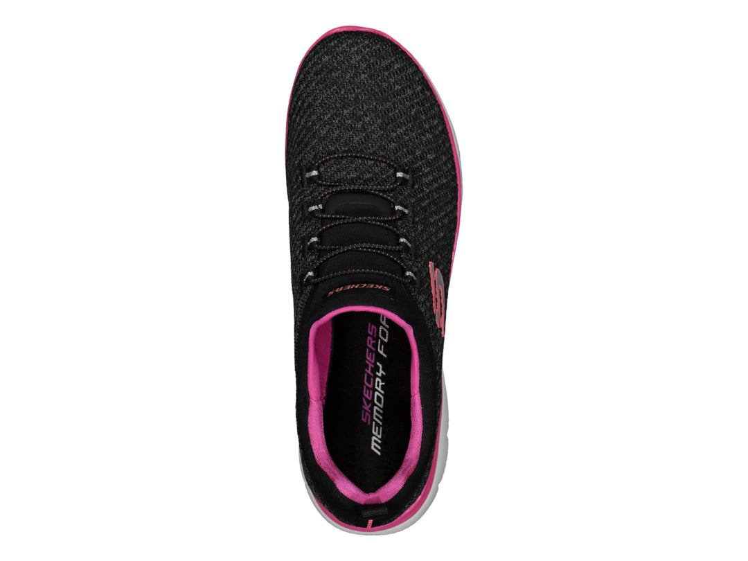 Tenis deportivos Skechers para mujer en color negro con detalles en rosa y suela blanca.