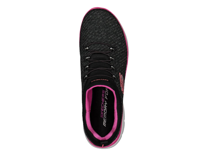 Tenis deportivos Skechers para mujer en color negro con detalles en rosa y suela blanca.