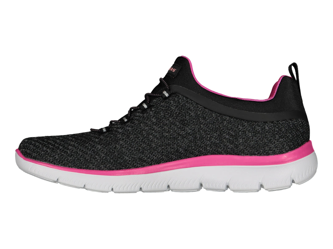 Tenis deportivos Skechers para mujer en color negro con detalles en rosa y suela blanca.