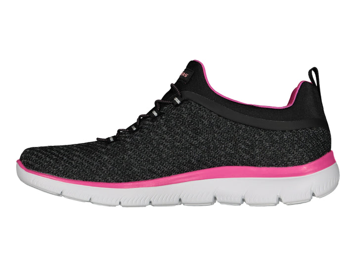 Tenis deportivos Skechers para mujer en color negro con detalles en rosa y suela blanca.