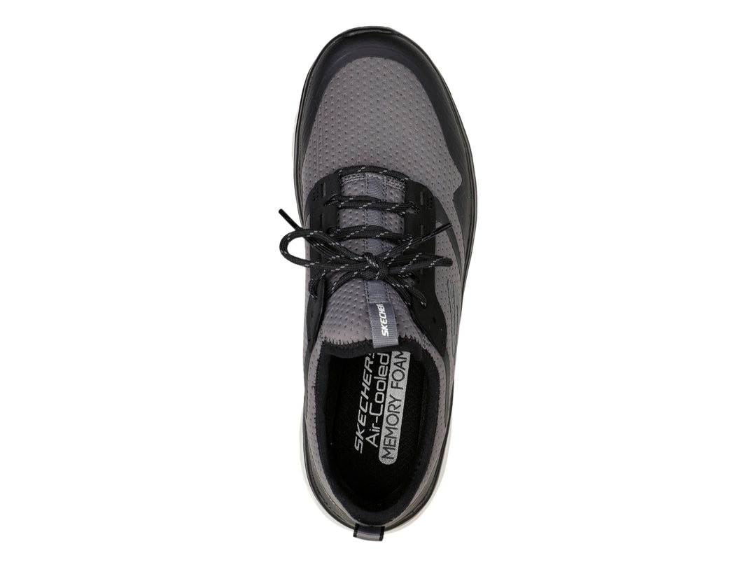 Tenis deportivos Skechers en colores gris y negro con suela blanca tecnológica Glide-Step.