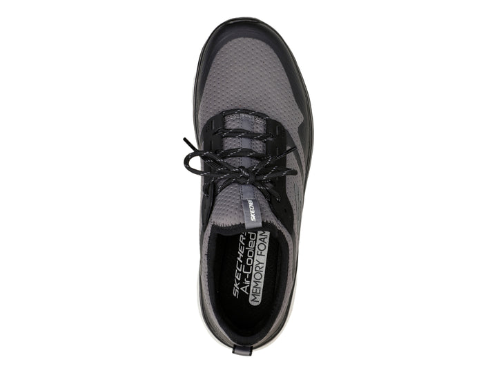 Tenis deportivos Skechers en colores gris y negro con suela blanca tecnológica Glide-Step.