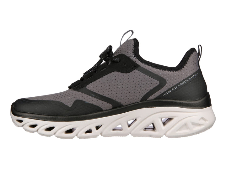 Tenis deportivos Skechers en colores gris y negro con suela blanca tecnológica Glide-Step.