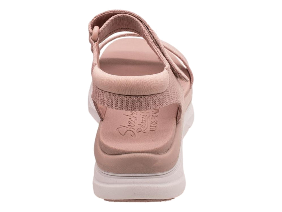 Sandalias Skechers D Lux Walker en color blush con suela blanca de plataforma y correas ajustables.
