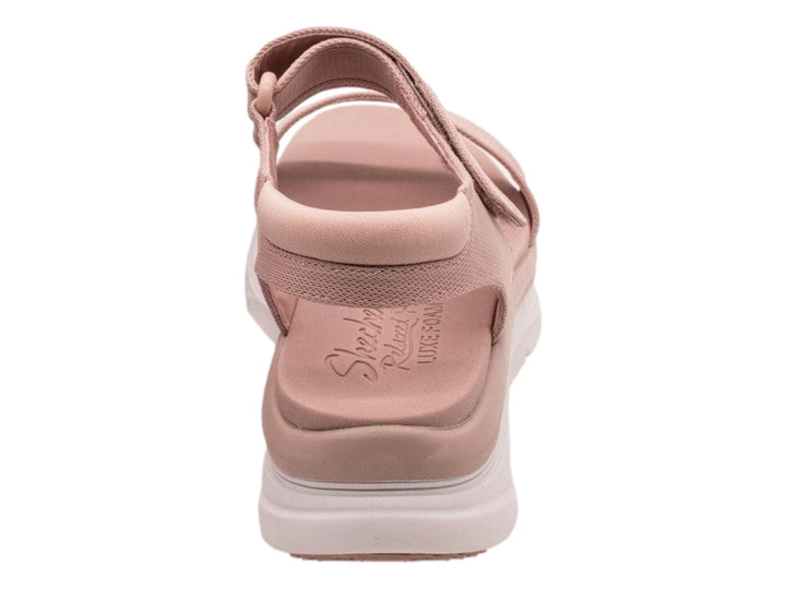 Sandalias Skechers D Lux Walker en color blush con suela blanca de plataforma y correas ajustables.