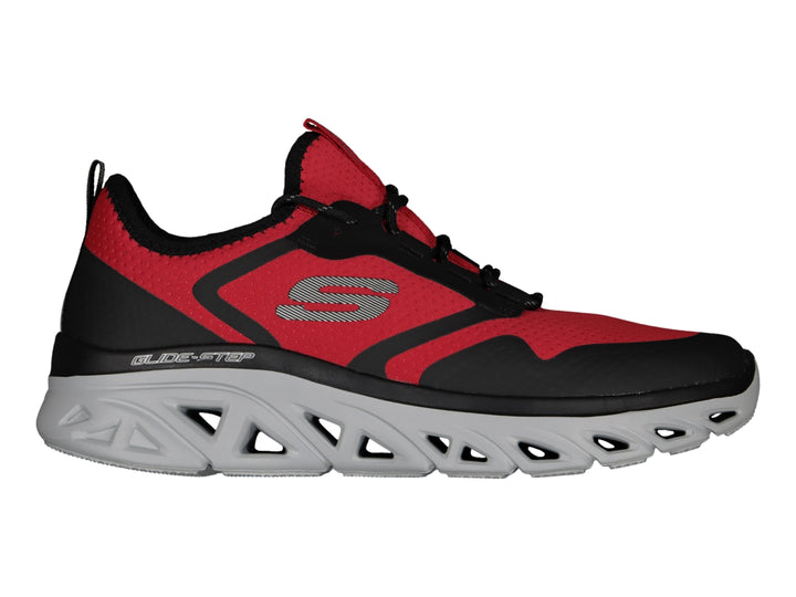 Tenis deportivos Skechers color rojo y negro con suela gris texturizada.