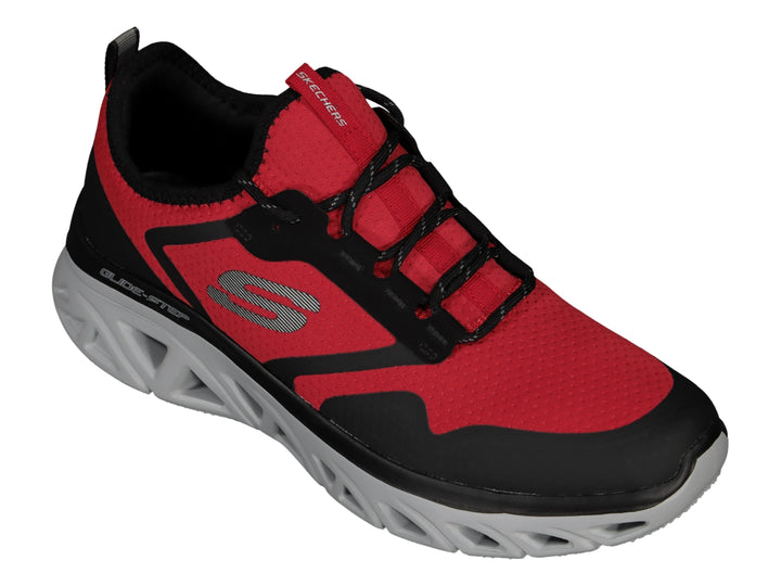 Tenis deportivos Skechers color rojo y negro con suela gris texturizada.