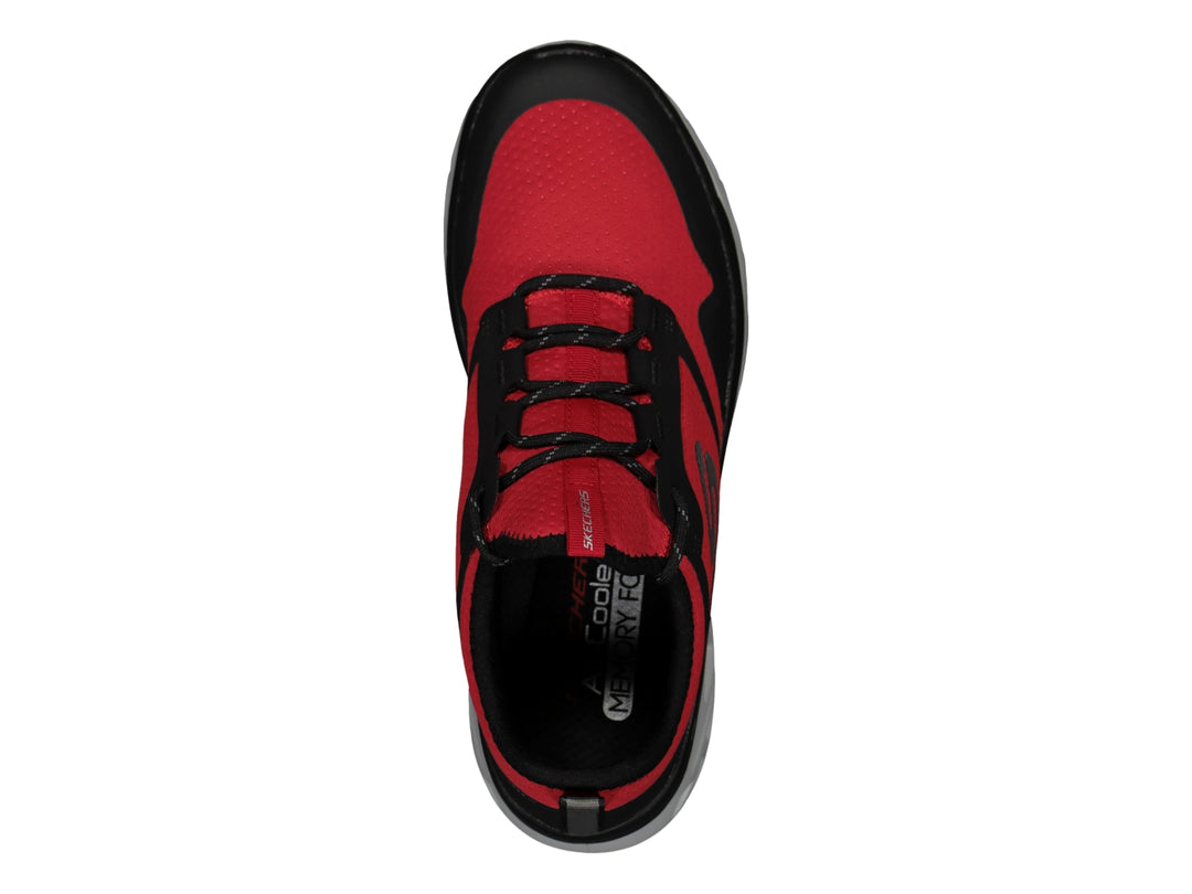 Tenis deportivos Skechers color rojo y negro con suela gris texturizada.