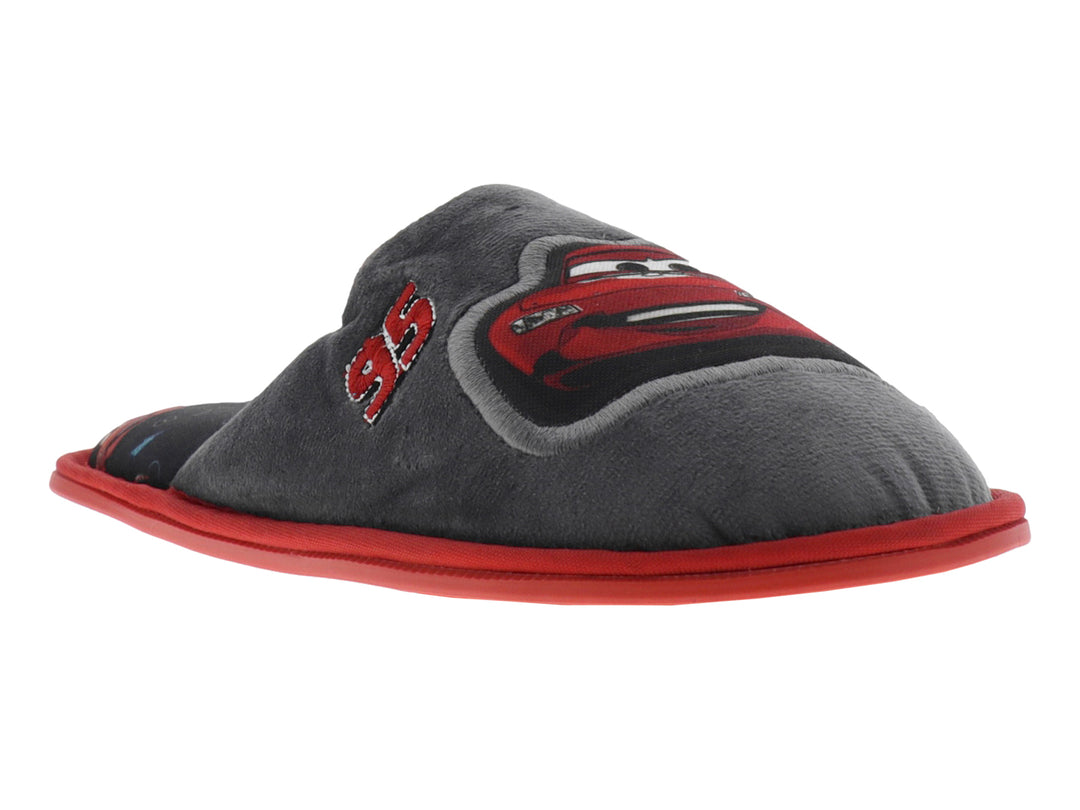 Pantufla gris con suela roja y diseño de Rayo McQueen de la película Cars.