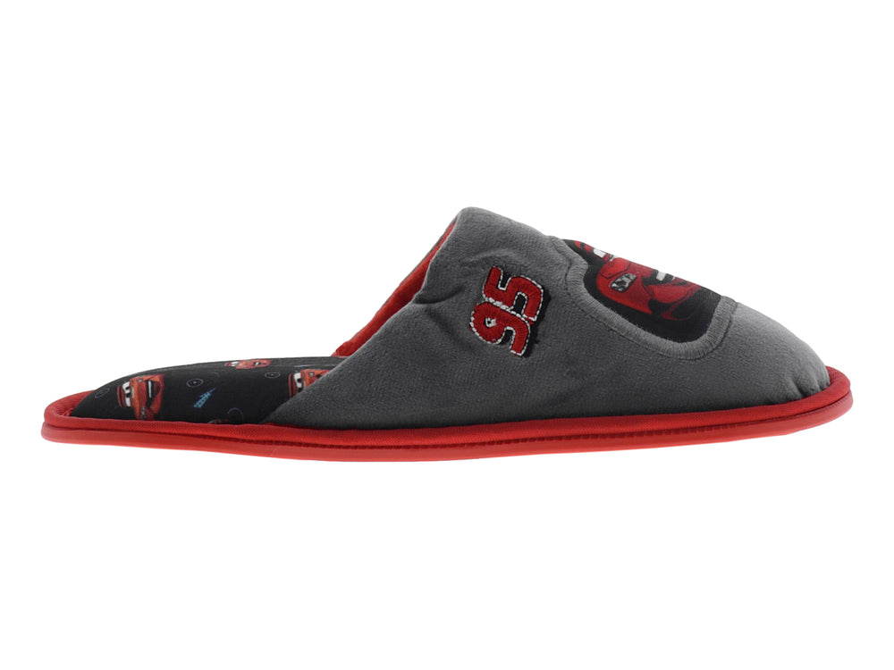 Pantufla gris con suela roja y diseño de Rayo McQueen de la película Cars.
