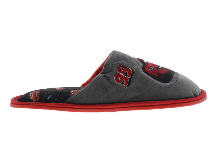 Pantufla gris con suela roja y diseño de Rayo McQueen de la película Cars.