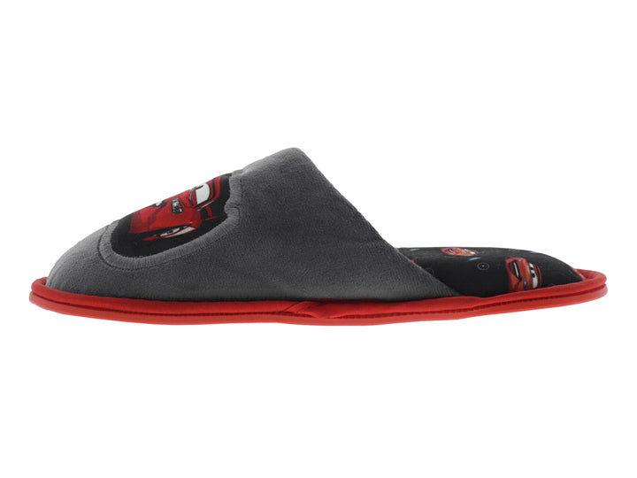 Pantufla gris con suela roja y diseño de Rayo McQueen de la película Cars.