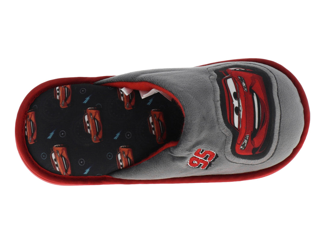 Pantufla gris con suela roja y diseño de Rayo McQueen de la película Cars.