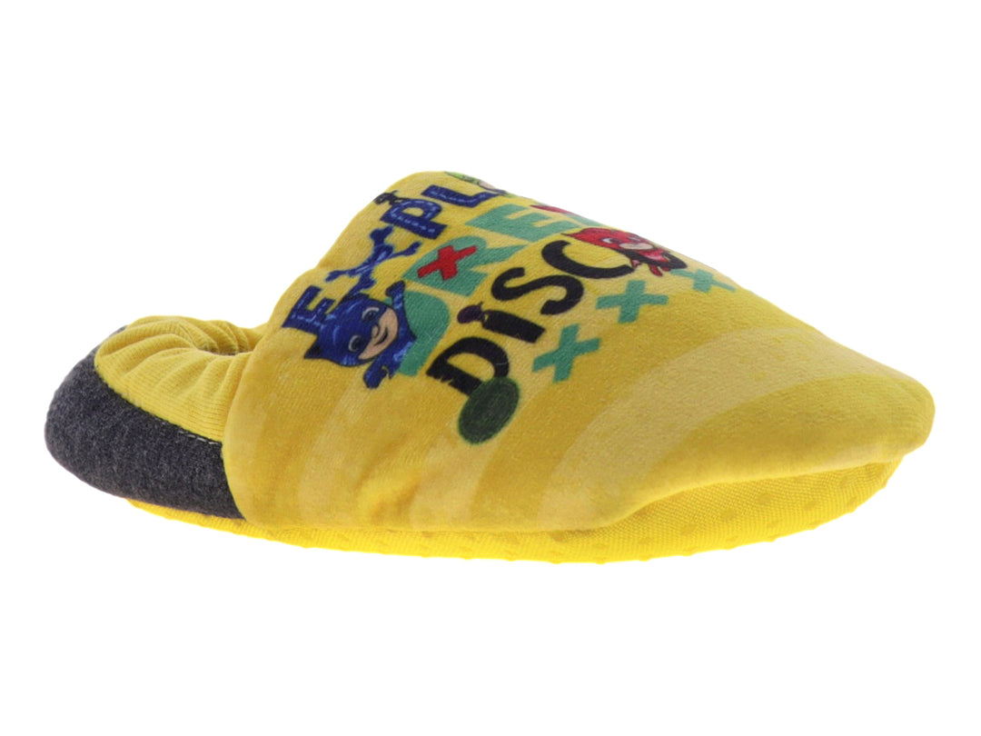 Pantufla infantil de color amarillo con estampado colorido y base gris.