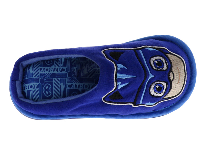 Pantufla azul de tela suave con diseño de personaje en la parte superior.