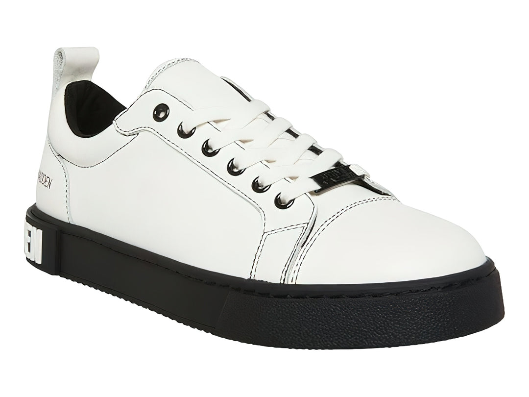 Tenis Steve Madden color blanco con suela gruesa en color negro y agujetas blancas.